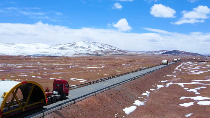 风景超宽卡车行驶在青藏高原国道4K航拍
