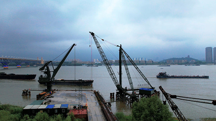 行业南京长江边小型港口吊机卸货4K航拍