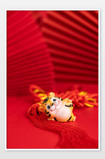 虎年新春春节红色中式风格海报图片