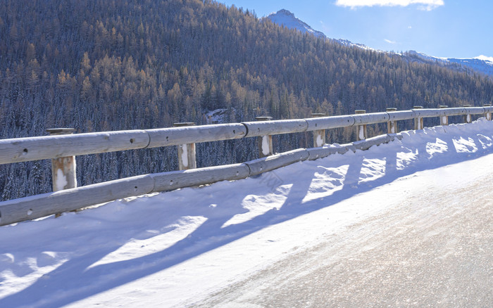 新疆公路上的积雪图片