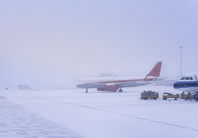 新疆暴风雪机场作业