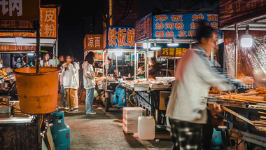 街道户外人流美食街大排档人流夜景8K延时