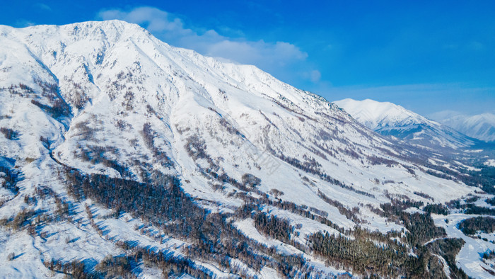 新疆喀纳斯高山雪山图片