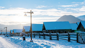 新疆禾木景区古村落雪景