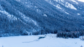 冬季新疆喀纳斯山脉雪景风景