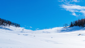 冬季新疆喀纳斯山脉风景