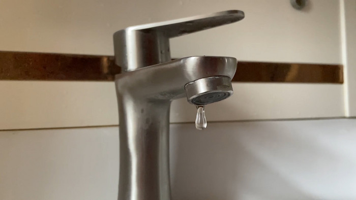 特写水龙头滴水升格慢动作水流特写4k实拍