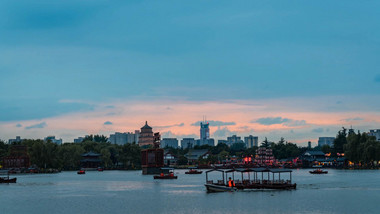 城市夜景西安大雁塔夜景湖面游船游览城市宣