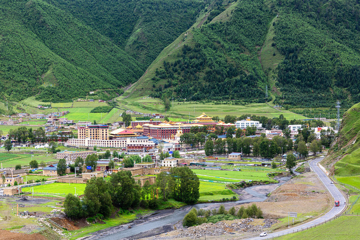 成都八美藏族村庄图片