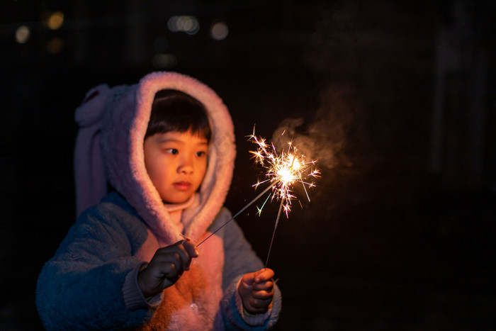 春节玩冷烟花的小女孩图片