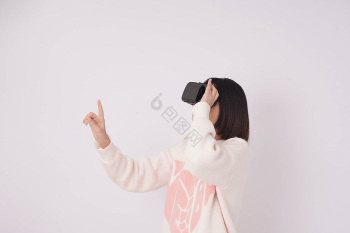 戴VR眼镜体验虚拟触摸女孩图片