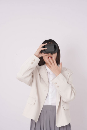 体验虚拟VR眼镜女孩