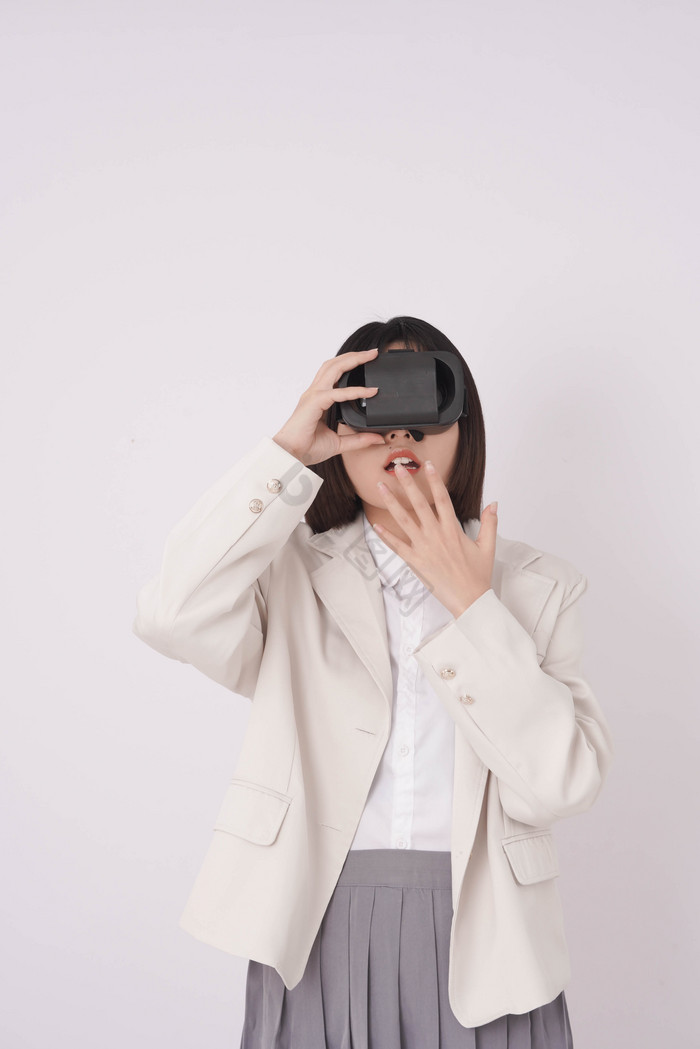 体验虚拟VR眼镜女孩图片