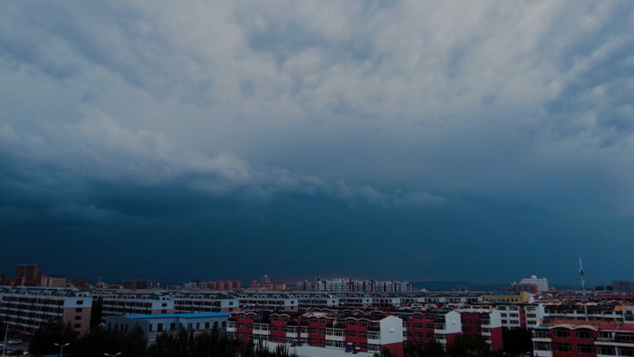 城市傍晚阴云密布雨过天晴4k延时拍摄视频