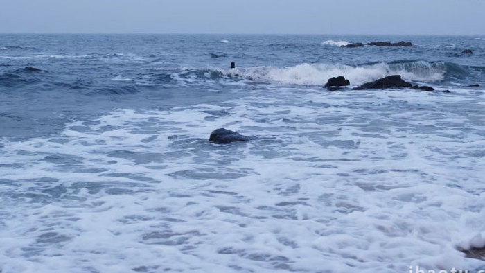 沙滩海岸礁石浪花波浪大海海洋自然海洋实拍