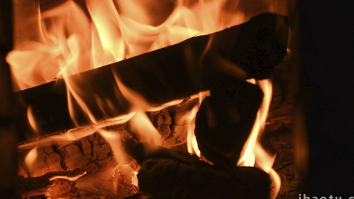 乡村灶台里的柴与火