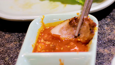 餐饮美食肉类制作滋滋烤肉冒烟蘸酱特写4K