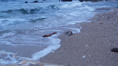 大海海浪海边礁石周末休闲自然海洋实拍