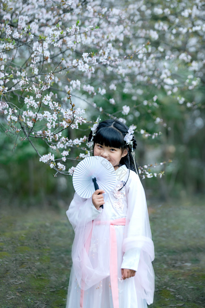 春天唯美梦幻汉服人像微笑小女孩图片