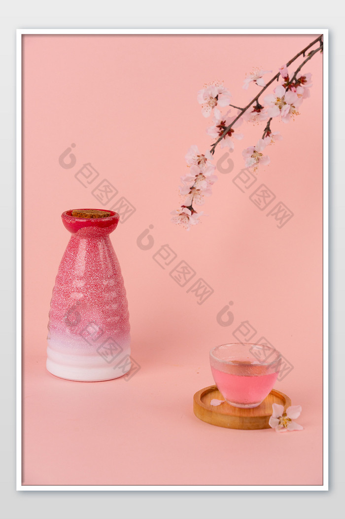 桃花酒酒瓶和酒杯图片图片