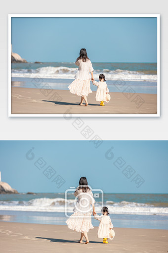 母亲牵着孩子在海边散步图片