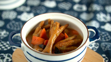 餐饮美食胡萝卜凤爪煲制作实拍视频