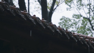 孤独冷清下雨天建筑屋檐雨滴下落升格慢动作