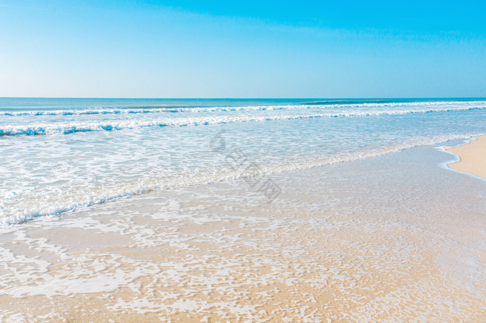 夏天海边沙滩海浪图片