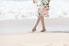 夏天女生在沙滩散步