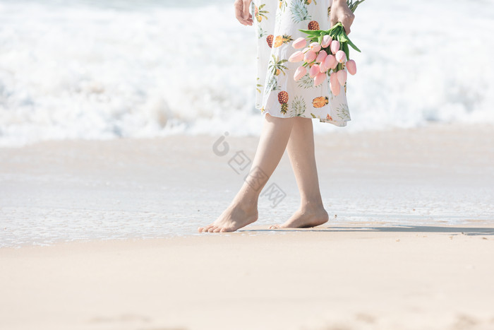 夏天女生在沙滩散步图片