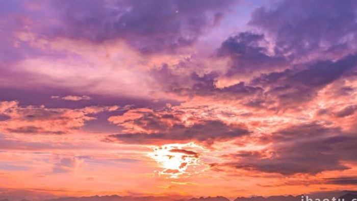 自然天空实拍紫红色火烧云壮丽风景延时