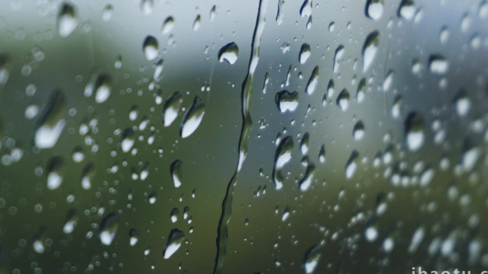雨天雨滴水珠打在车窗上特写治愈4K实拍