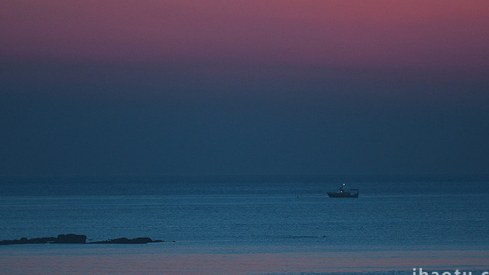蓝色调傍晚晚霞平静海面渔船
