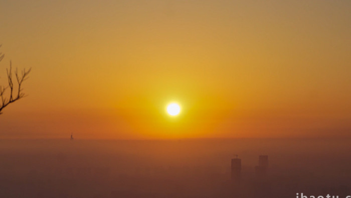 山顶城市日出雾气笼罩4K延时摄影