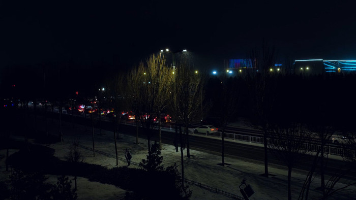 风雪中冷清的街道路灯4k实拍视频