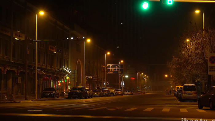 夜晚路灯下寂静街道行驶车辆实拍