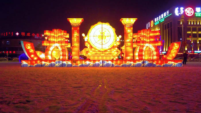 飘雪夜春节华灯景观造型4k实拍