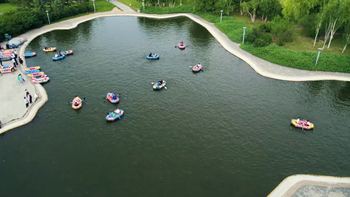 春天公园里划船的人群4k实拍视频