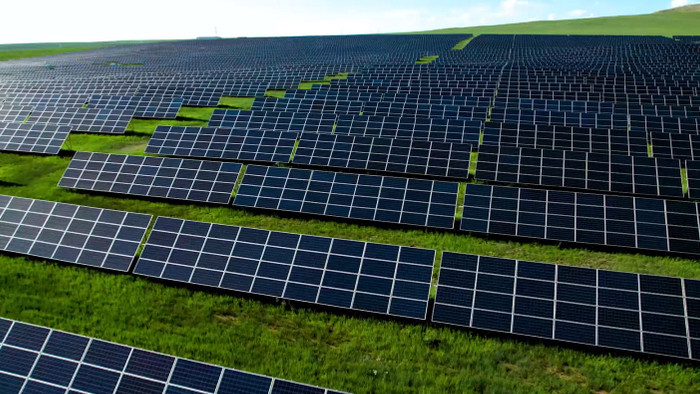 草原上的太阳能发电装置4k航拍视频