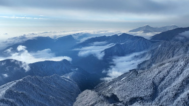 自然航拍冬季西岭雪山雪景4K实拍