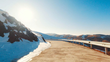 晴空下的雪山沿途美景4K实拍