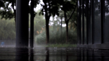 下雨天大雨雨滴特写1080P高清实拍