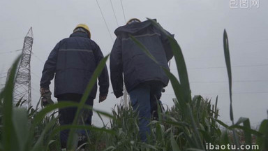 电力员工雨后踏着泥泞巡线实拍视频