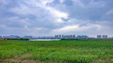 清新城市郊区雨前云层草地实拍延时