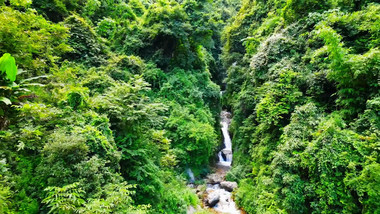 户外河流山峰流水绿色自然美景4K航拍