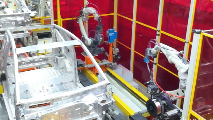 机械工业化汽车生产车间实拍视频