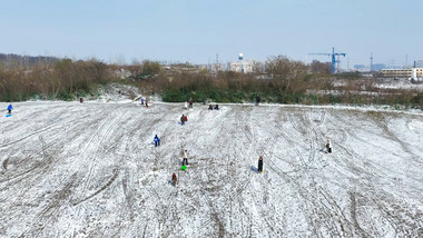 冬季露天滑雪场雪景滑雪4K航拍