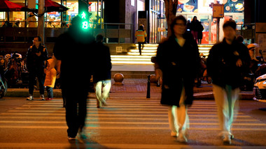 夜晚城市街头行人慢门抽帧空镜实拍