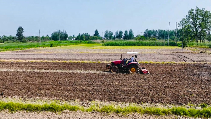 农业生产农民机械耕地农用拖拉机4K航拍