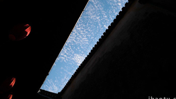 中式院落天井上蓝天白云延时摄影